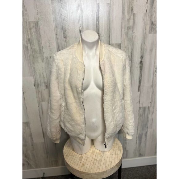 Iris White fuzzy zip up - Picture 4 of 5